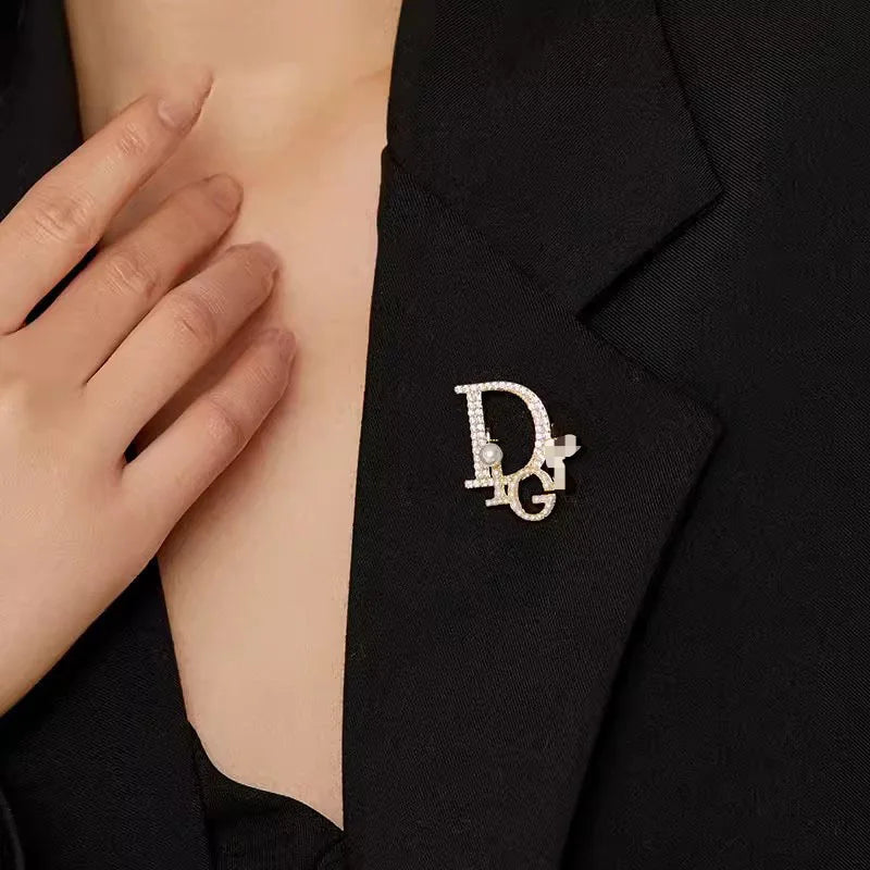 New Xiaoxiangfeng Letter Brooch, High-end Feminine Temperament, Pearl Chest Flower, Exquisite Anti Glare Pin, Suit Accessory