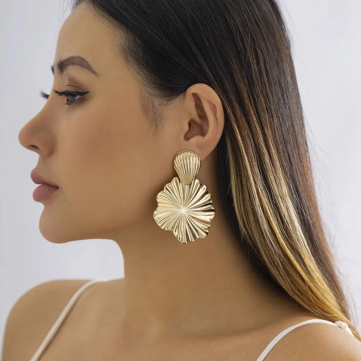 Trendy Geometric Lotus Leaf Shape Pendant Drop Earrings for Women Gold Color Hanging Earrings Ladies Jewelry Wedding Party Gift