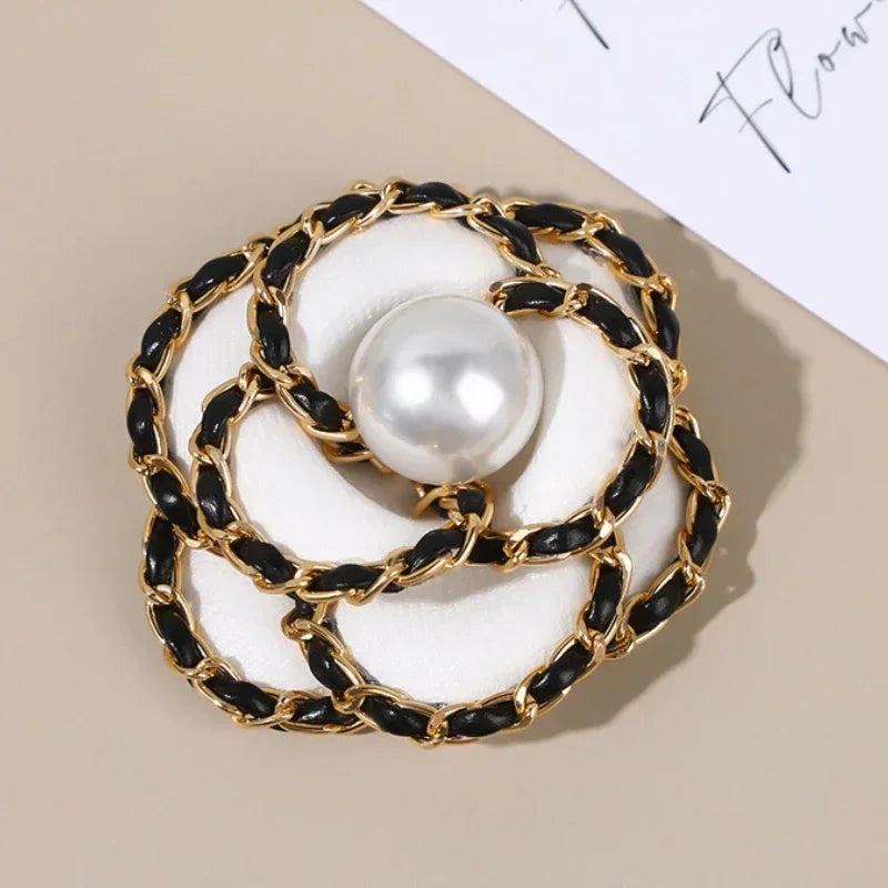 Korean Fashion Fabric Camellia Pearl Brooches for Women Elegant Flowers Corsage Lapel Pins Wedding Party Badge Accessories