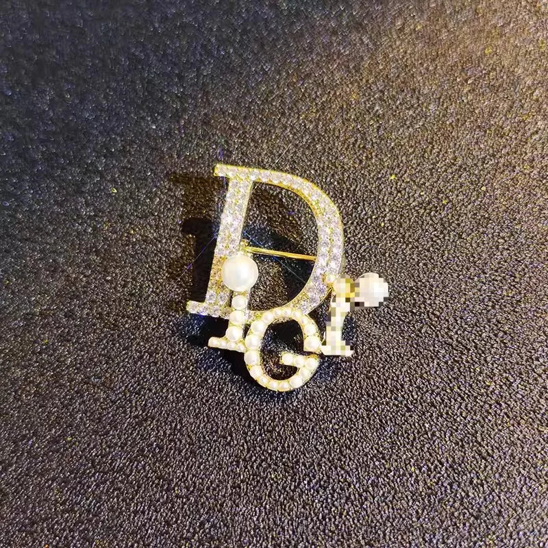 New Xiaoxiangfeng Letter Brooch, High-end Feminine Temperament, Pearl Chest Flower, Exquisite Anti Glare Pin, Suit Accessory