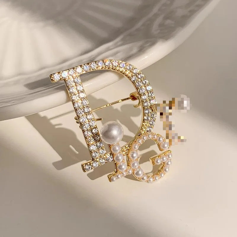 New Xiaoxiangfeng Letter Brooch, High-end Feminine Temperament, Pearl Chest Flower, Exquisite Anti Glare Pin, Suit Accessory