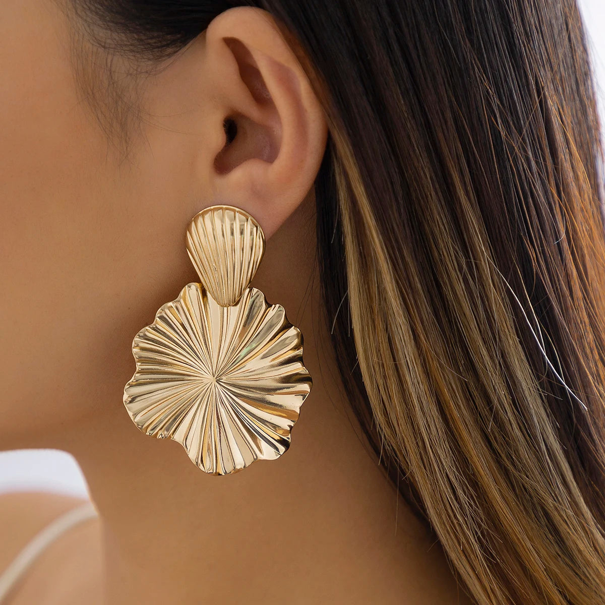 Trendy Geometric Lotus Leaf Shape Pendant Drop Earrings for Women Gold Color Hanging Earrings Ladies Jewelry Wedding Party Gift